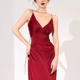 丝绸吊带裙,V 领,束身衣式接缝,可调节细肩带