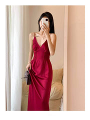 Robe nuisette en soie avec décolleté en V, coutures inspirées du corset et bretelles spaghetti réglables