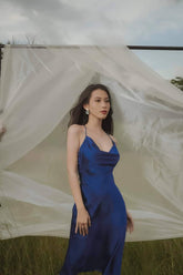 斜裁真丝吊带裙,垂坠式领口,可调节细肩带