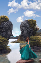 Robe longue en soie avec jupe à volants et décolleté licou pour des occasions élégantes et affirmées