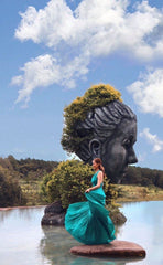 Robe longue en soie avec jupe à volants et décolleté licou pour des occasions élégantes et affirmées