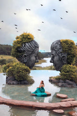 Robe longue en soie avec jupe à volants et décolleté licou pour des occasions élégantes et affirmées