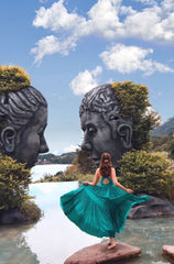 Robe longue en soie avec jupe à volants et décolleté licou pour des occasions élégantes et affirmées