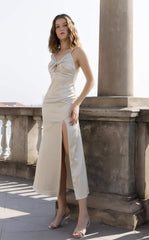 Robe midi en soie avec corsage torsadé sur le devant et fente latérale pour une silhouette de soirée élégante