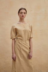 Robe midi minimaliste en lin à manches bouffantes et fente latérale pour une élégance intemporelle par temps chaud