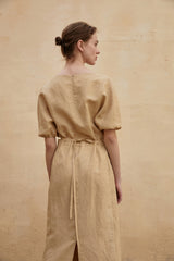 Robe midi minimaliste en lin à manches bouffantes et fente latérale pour une élégance intemporelle par temps chaud