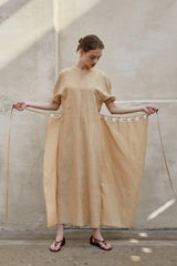 Robe midi minimaliste en lin à manches bouffantes et fente latérale pour une élégance intemporelle par temps chaud