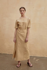 Robe midi minimaliste en lin à manches bouffantes et fente latérale pour une élégance intemporelle par temps chaud