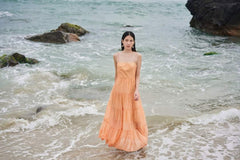 Robe longue en soie avec jupe à volants et détail noué dans le dos pour des occasions élégantes par temps chaud