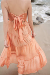 Robe longue en soie avec jupe à volants et détail noué dans le dos pour des occasions élégantes par temps chaud