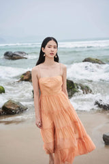 Robe longue en soie avec jupe à volants et détail noué dans le dos pour des occasions élégantes par temps chaud