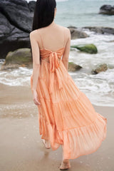 Robe longue en soie avec jupe à volants et détail noué dans le dos pour des occasions élégantes par temps chaud