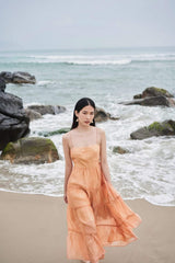 Robe longue en soie avec jupe à volants et détail noué dans le dos pour des occasions élégantes par temps chaud