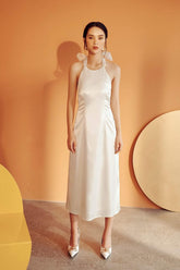 露背中长款真丝连衣裙,后背蝴蝶结和露背设计,适合优雅的夜晚