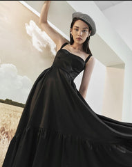 Robe longue en soie avec corsage bustier et ourlet à volants volumineux pour une tenue de soirée raffinée