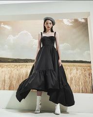 Robe longue en soie avec corsage bustier et ourlet à volants volumineux pour une tenue de soirée raffinée