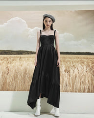 Robe longue en soie avec corsage bustier et ourlet à volants volumineux pour une tenue de soirée raffinée