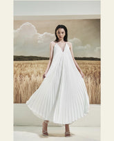 露背褶裥真丝长裙,吊带式领口,飘逸廓形