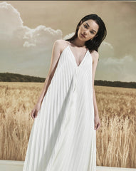 Robe longue en soie plissée dos nu avec décolleté licou à bretelles et silhouette fluide