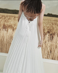 Robe longue en soie plissée dos nu avec décolleté licou à bretelles et silhouette fluide