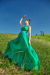 Robe longue en soie à volants avec décolleté licou et silhouette fluide pour des occasions estivales élégantes