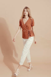 高腰天鹅绒直筒裤,剪裁合身,垂坠感柔软,打造优雅造型