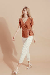 Chemisier cache-cœur à manches courtes en velours doux avec taille nouée et décolleté en V pour un style élégant