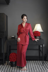 飘逸垂坠、剪裁腰带的阔腿真丝裤