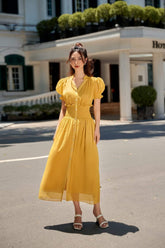 正面纽扣式欧根纱中长连衣裙,泡泡袖,腰部饰有褶饰