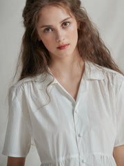 Robe en lin boutonnée sur le devant, manches courtes et coupe évasée