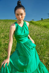 Robe longue en soie à volants avec décolleté licou et silhouette fluide pour des occasions estivales élégantes