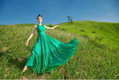 Robe longue en soie à volants avec décolleté licou et silhouette fluide pour des occasions estivales élégantes