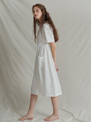 Robe en lin boutonnée sur le devant, manches courtes et coupe évasée