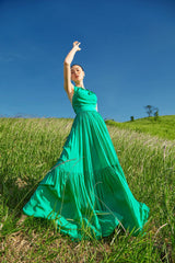 Robe longue en soie à volants avec décolleté licou et silhouette fluide pour des occasions estivales élégantes
