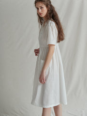 Robe en lin boutonnée sur le devant, manches courtes et coupe évasée