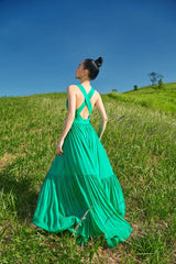 Robe longue en soie à volants avec décolleté licou et silhouette fluide pour des occasions estivales élégantes