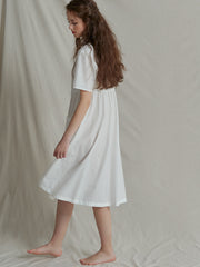 Robe en lin boutonnée sur le devant, manches courtes et coupe évasée