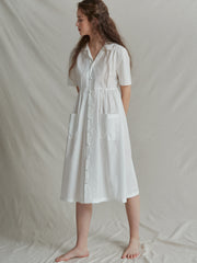 Robe en lin boutonnée sur le devant, manches courtes et coupe évasée