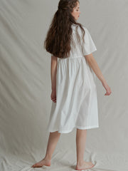 Robe en lin boutonnée sur le devant, manches courtes et coupe évasée