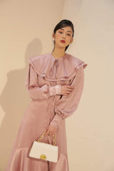 Robe mi-longue trapèze boutonnée sur le devant en soie douce avec col à volants et manches drapées