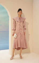 柔软真丝纽扣前开 A 字中长连衣裙,配有荷叶边领和垂坠袖