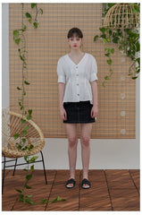 Tailored Linen Blouse with Puff Sleeves and Button-Front Detail