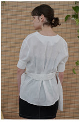 Tailored Linen Blouse with Puff Sleeves and Button-Front Detail