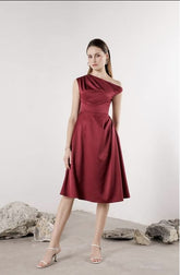 Robe midi en soie avec décolleté asymétrique et taille ajustée pour une élégance raffinée en soirée