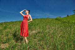 Robe midi plissée en soie avec corsage cache-cœur sans manches et silhouette trapèze fluide