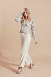 修身天鹅绒衬衫,正面有褶饰,长袖设计,适合优雅的日夜穿着