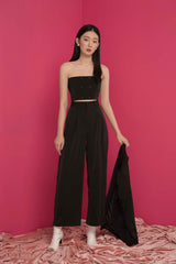 Haut court en soie avec détail de bouton à double boutonnage et silhouette bandeau structurée pour des looks modernes