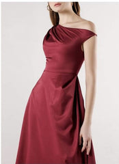 Robe midi en soie avec décolleté asymétrique et taille ajustée pour une élégance raffinée en soirée