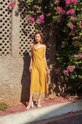 斜裁真丝吊带裙,带围脖领口和中长下摆