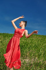 Robe midi plissée en soie avec corsage cache-cœur sans manches et silhouette trapèze fluide